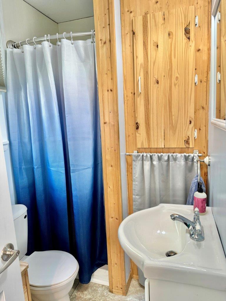 9-Bathroom.jpg