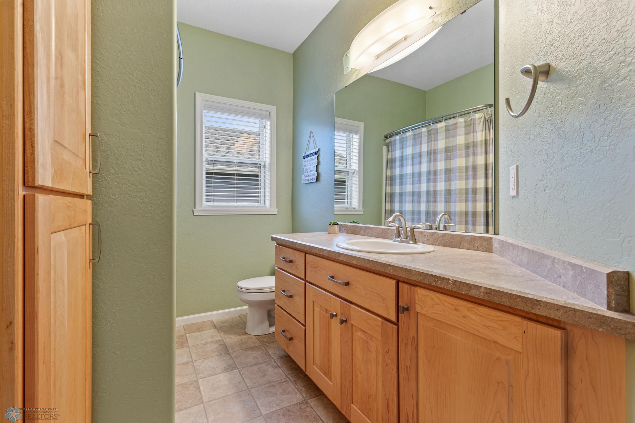 Main floor full bathroom