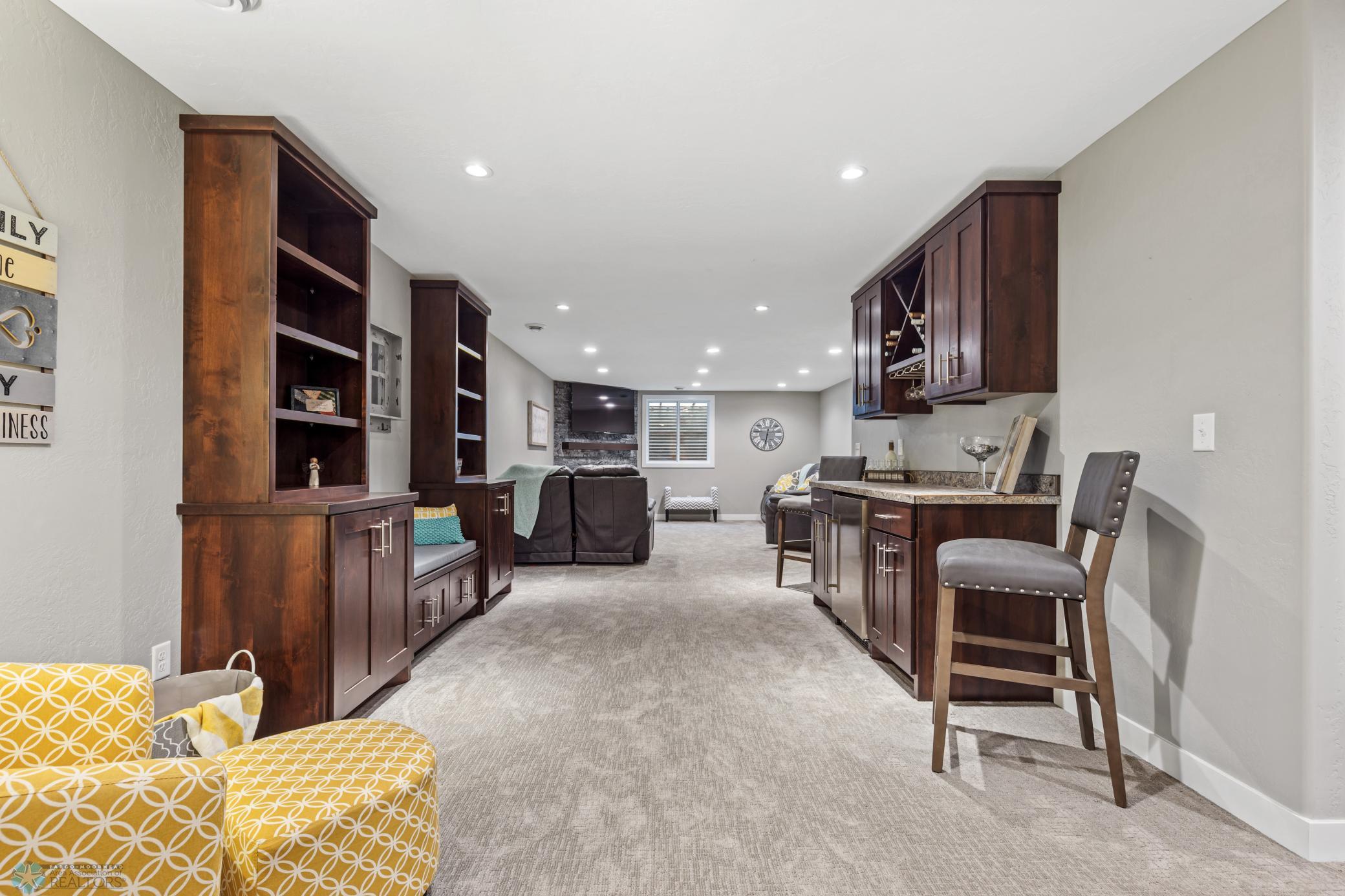 Built in bar/shelving