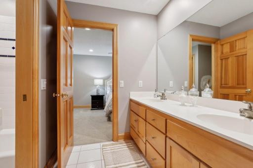4 Lawton Lane, North Oaks, MN 55127