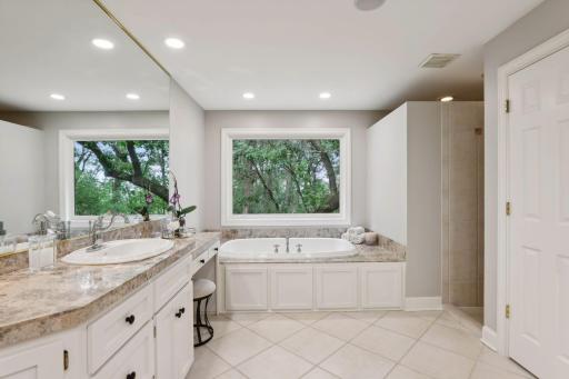 4 Lawton Lane, North Oaks, MN 55127