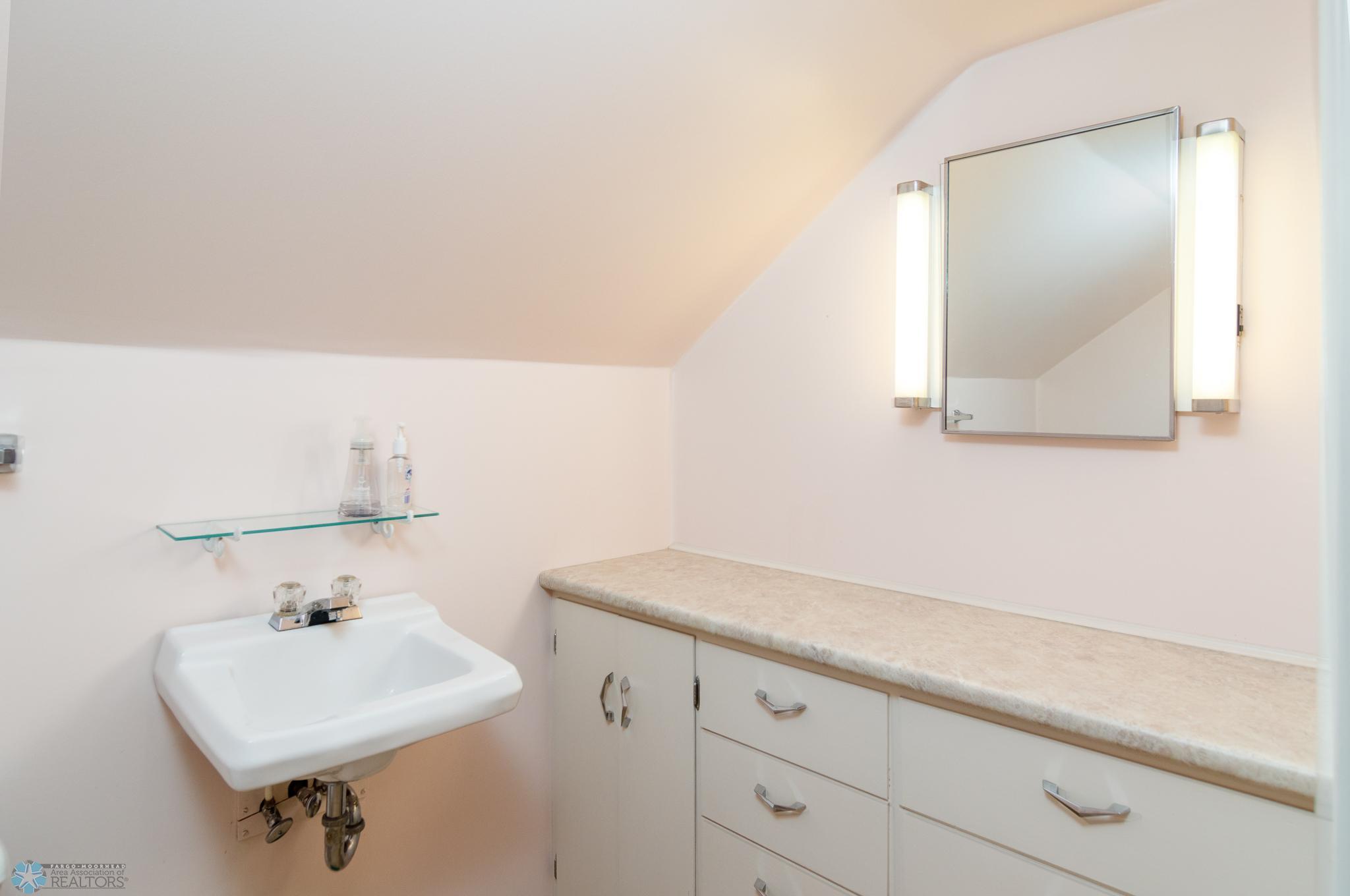 Upper Level Full Bath