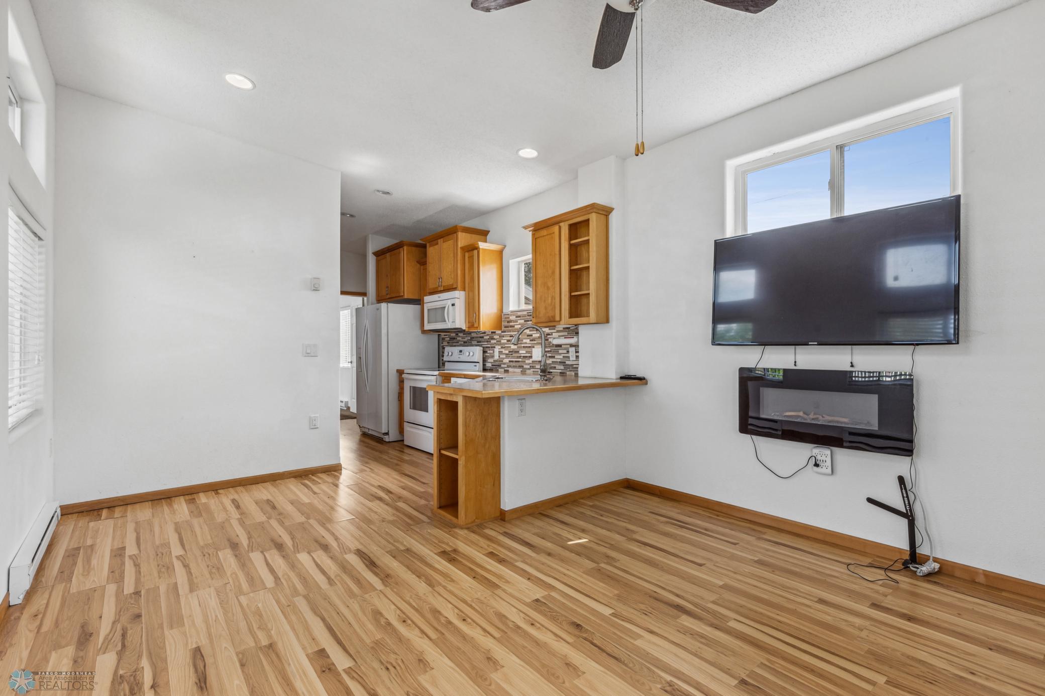 Kitchen/Livingroom open floorplan