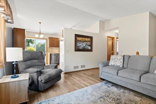 1061 Eastview Circle, Shakopee, MN 55379