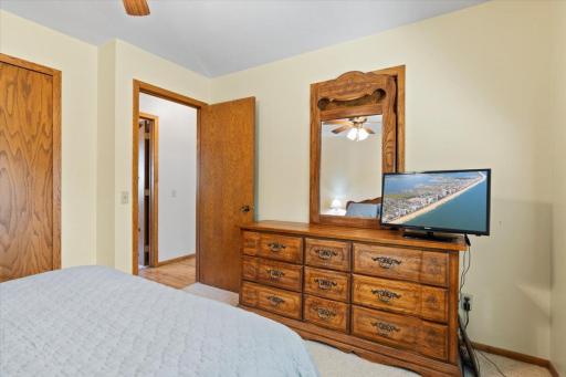 1061 Eastview Circle, Shakopee, MN 55379