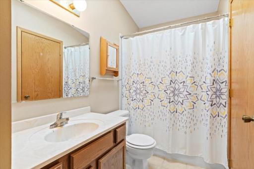 1061 Eastview Circle, Shakopee, MN 55379