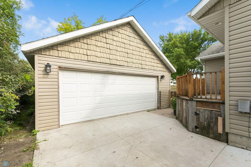 Oversized 2-stall Garage