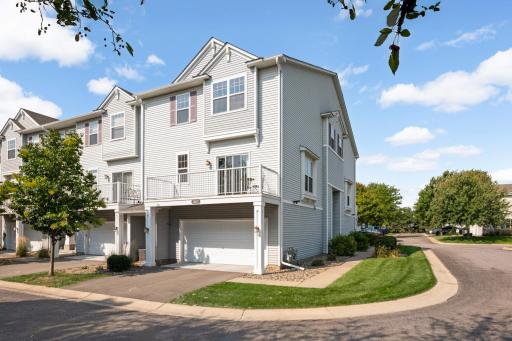 Welcome to this fantastic end-unit townhome in Charleswood Crossing Association