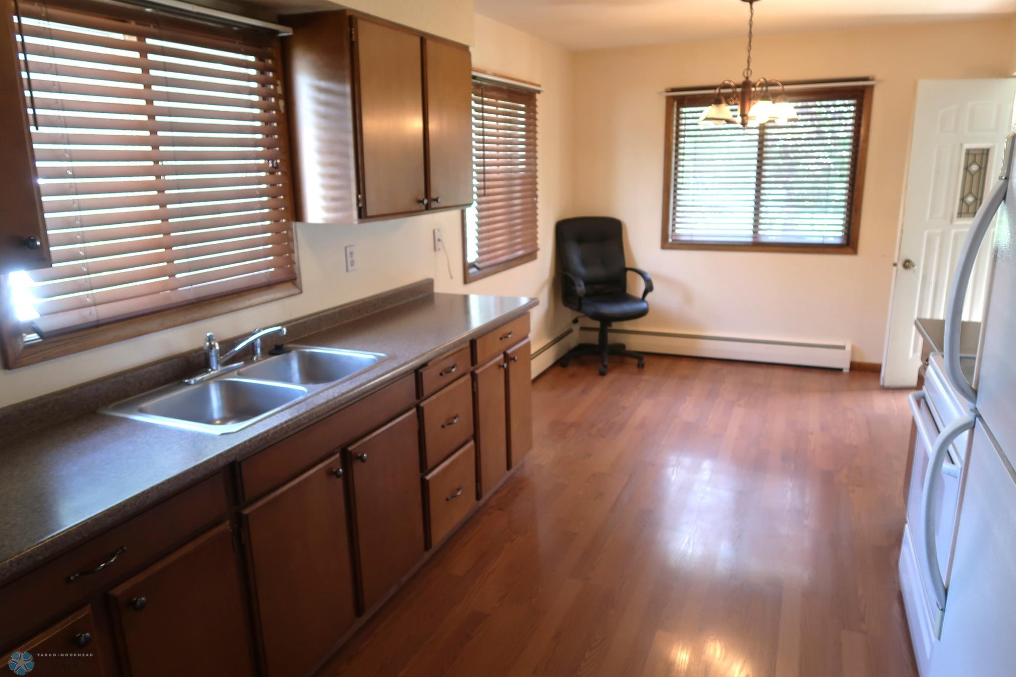 Upper Lvl Kitchen pic 1