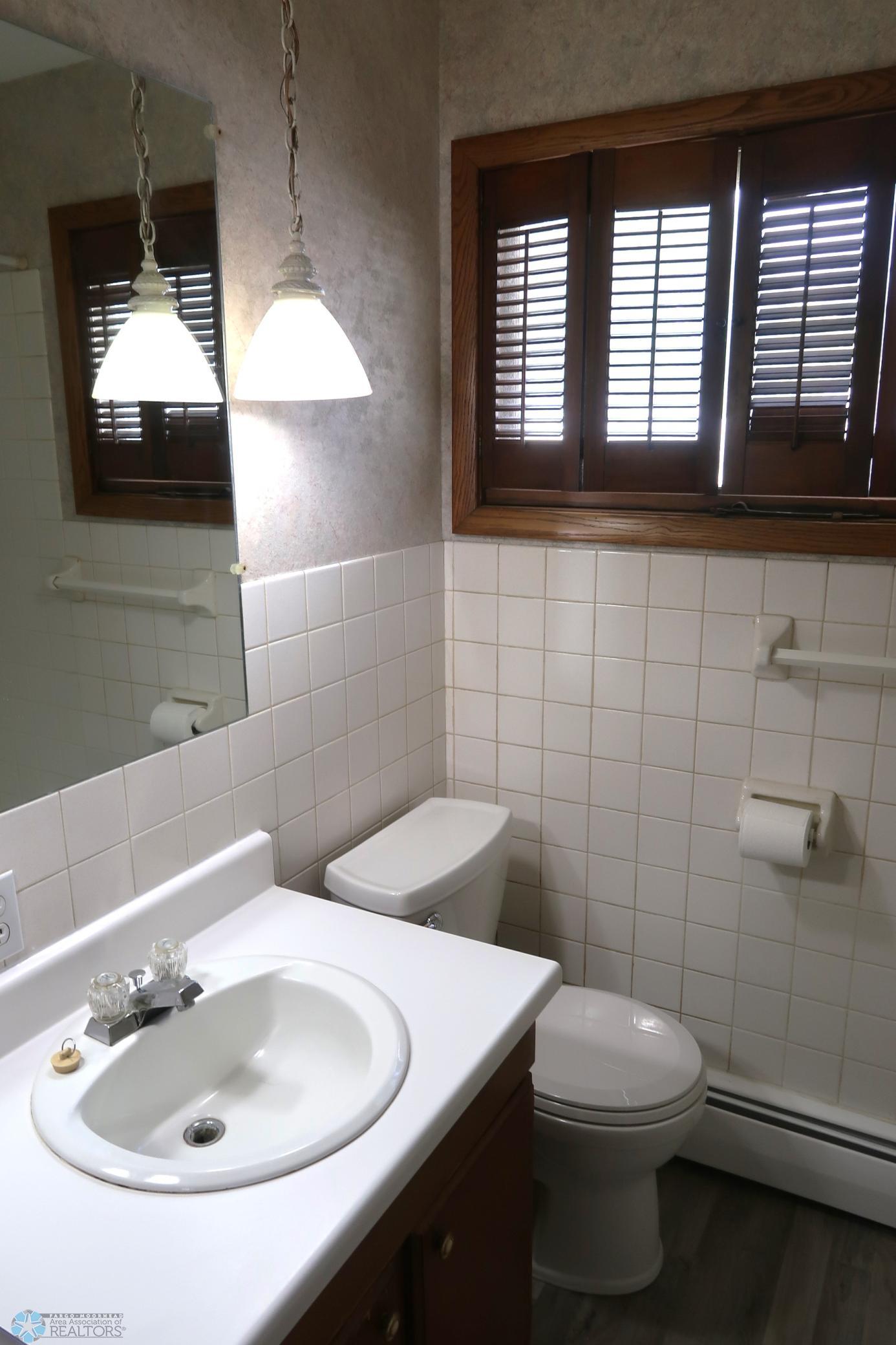 Upper Lvl Bathroom - pic 2