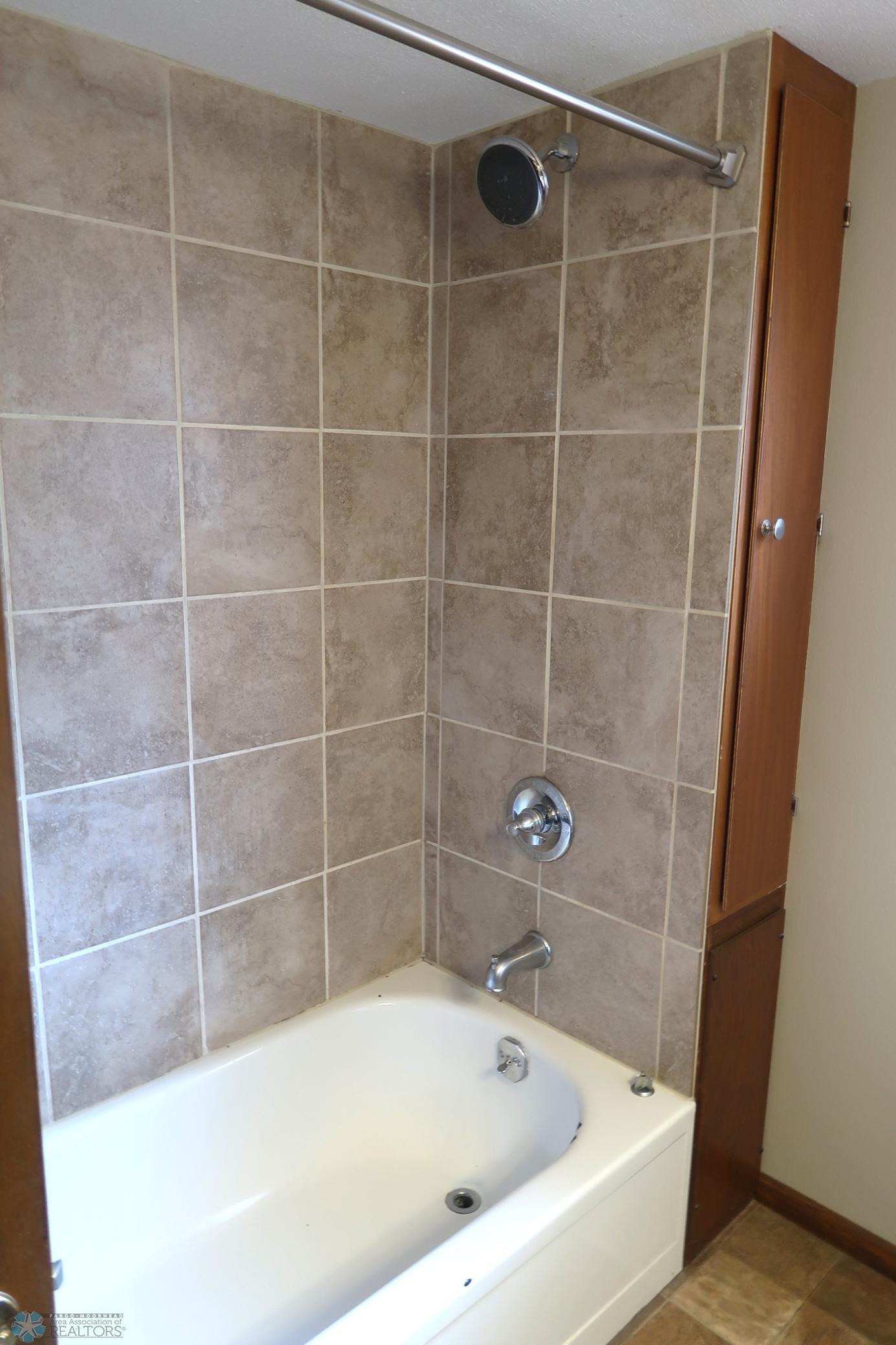 Lwr Lvl Bathroom - pic 2