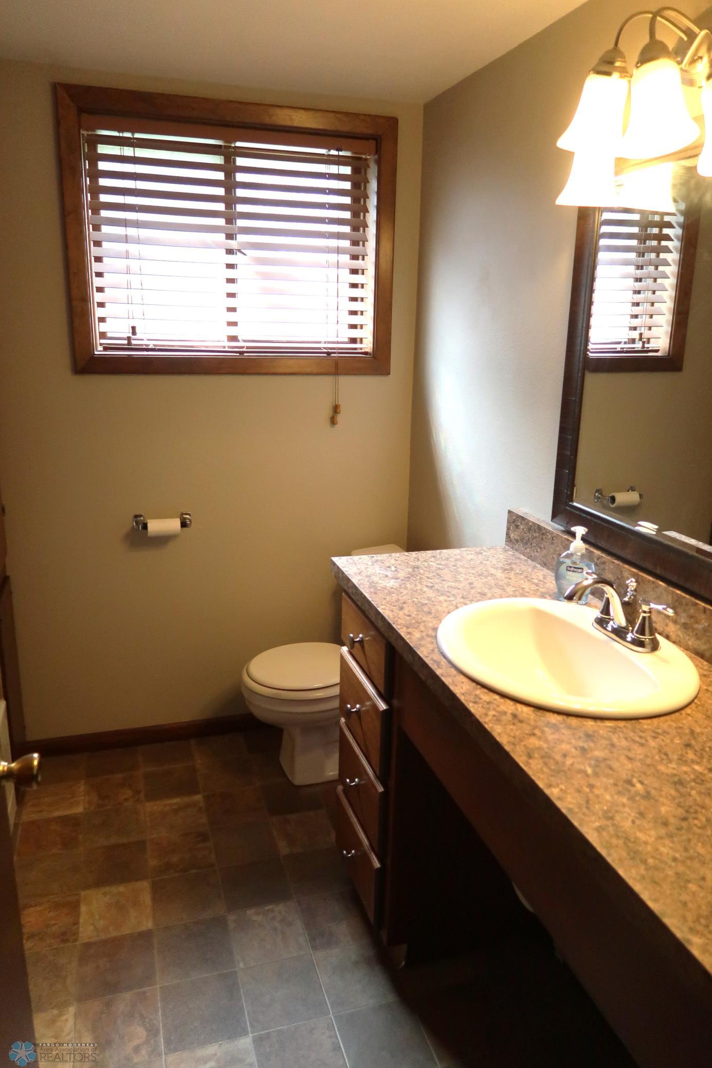 Lwr Lvl Bathroom - pic 1