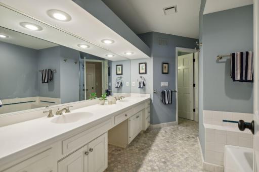 5021 Interlachen Bluff, Minneapolis, MN 55436