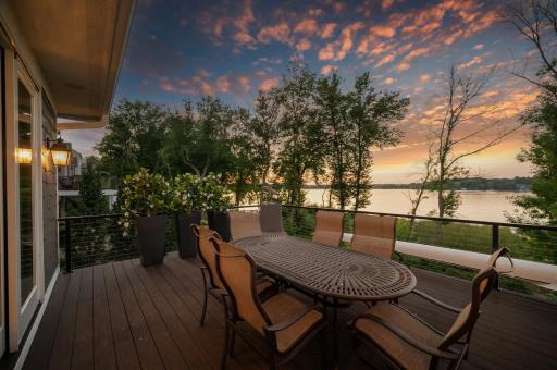 At dusk, the lake transforms into a tranquil scene, with soft, fading light reflecting off the water. The serene views create a peaceful atmosphere, perfect for unwinding and enjoying the natural beauty of the evening.
