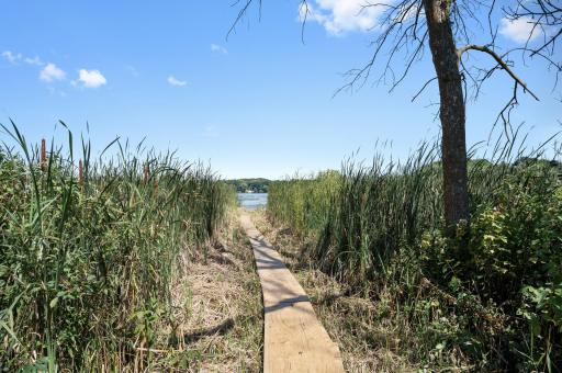 This path leads you to the direct access for the lake to use your kayaks and paddleboards right in your back yard.