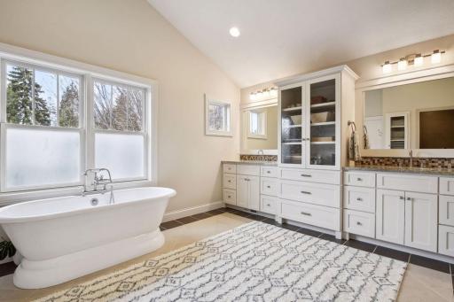 20750 Parkview Lane, Excelsior, MN 55331