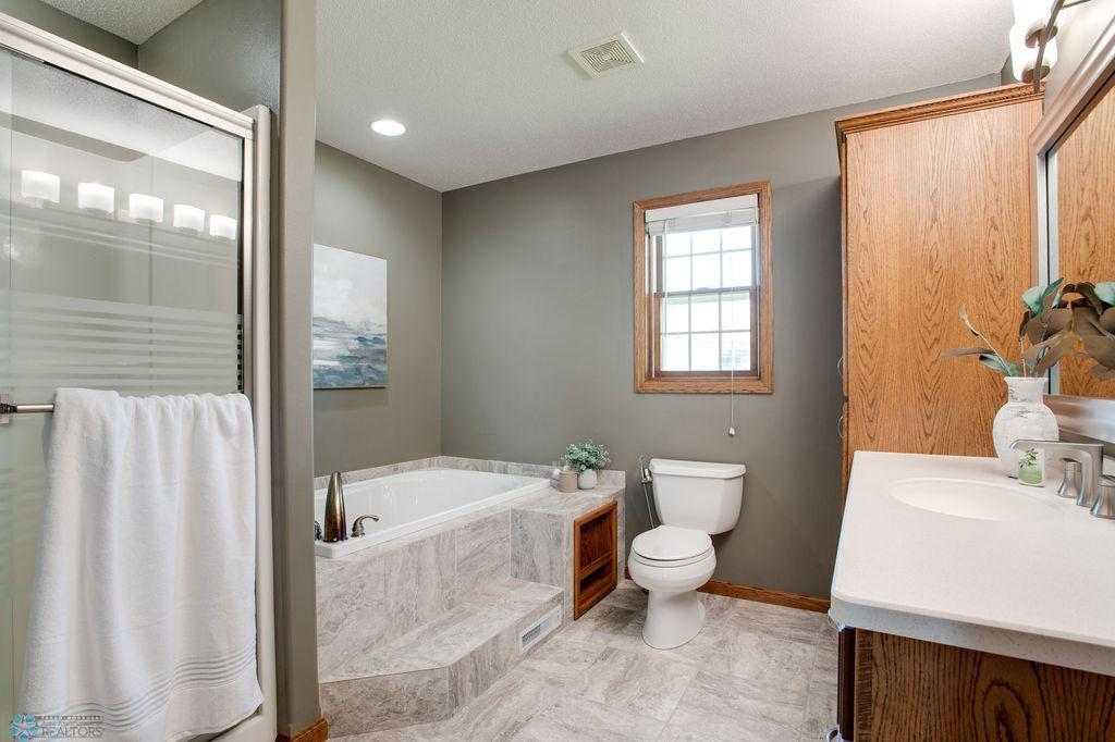 Primary bath w/jetted tub