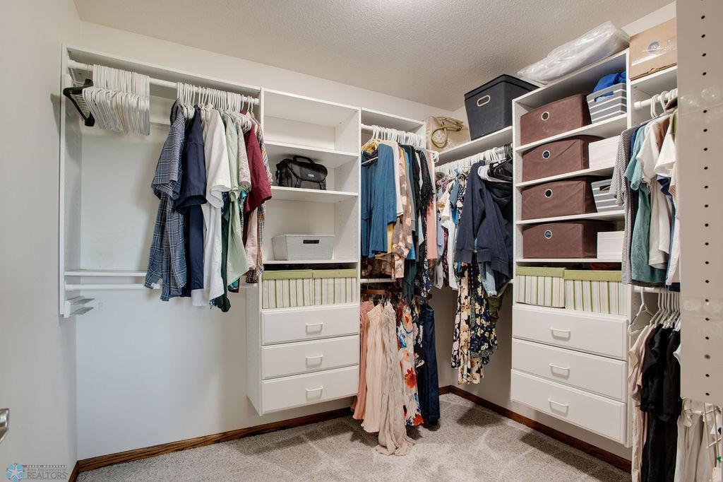 Large walk in closet w/custom organizers