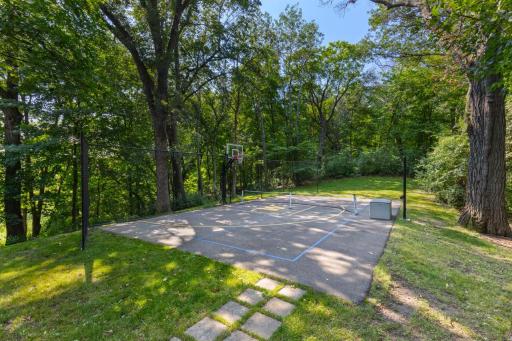 550 Hillside Drive, Wayzata, MN 55391