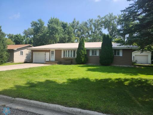 158 Maplewood Drive, Gwinner, ND 58040