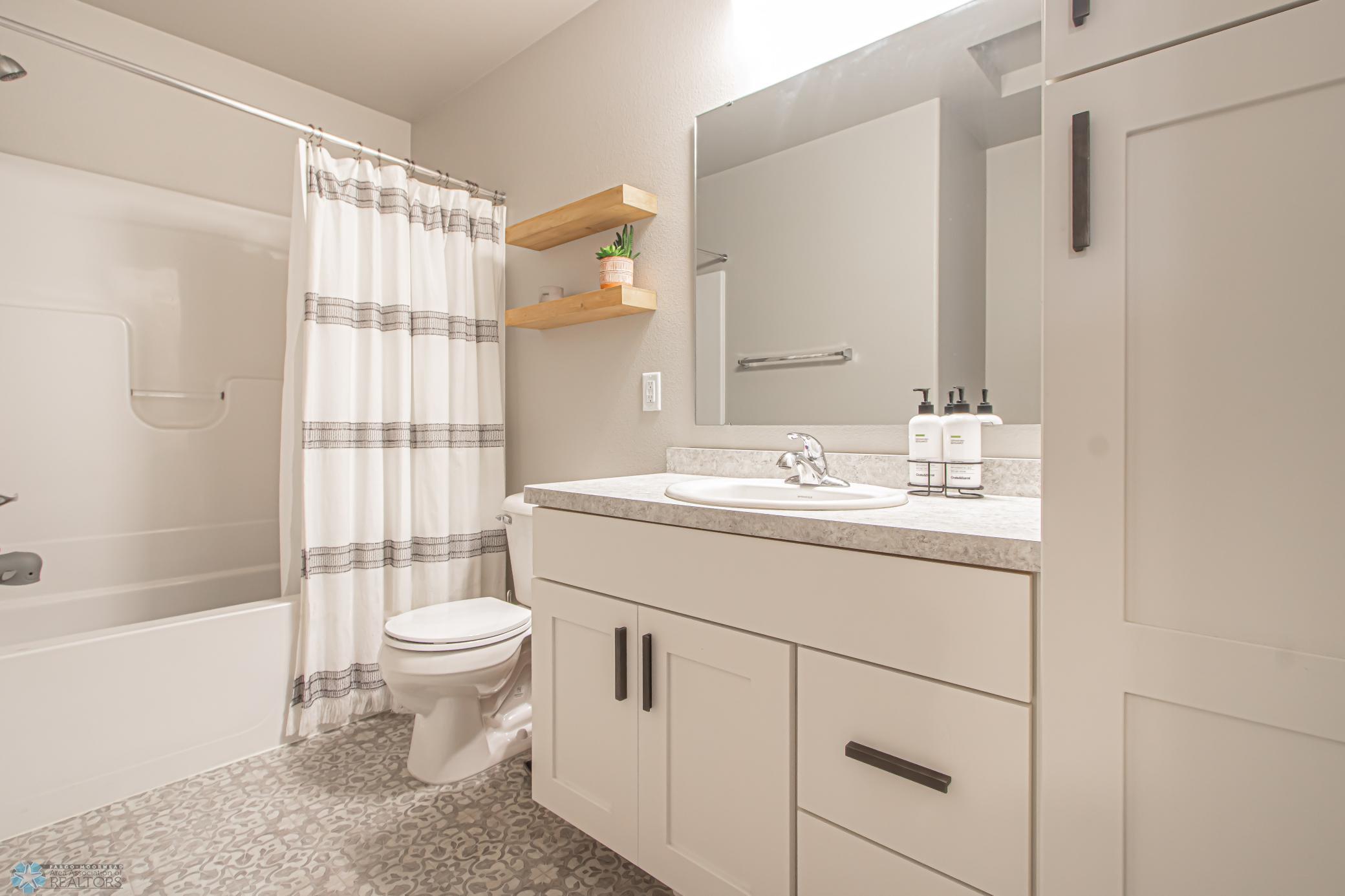 Upper_Bathroom_1.jpg