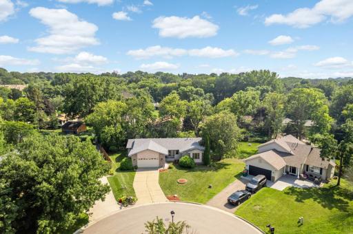 Welcome to 1029 Forest Glen Court conveniently located in Burnsville close to shopping, dining, and main thoroughfares!