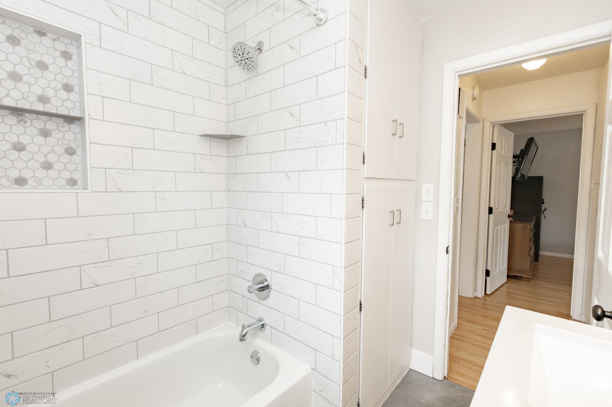Bathroom 1 - Full