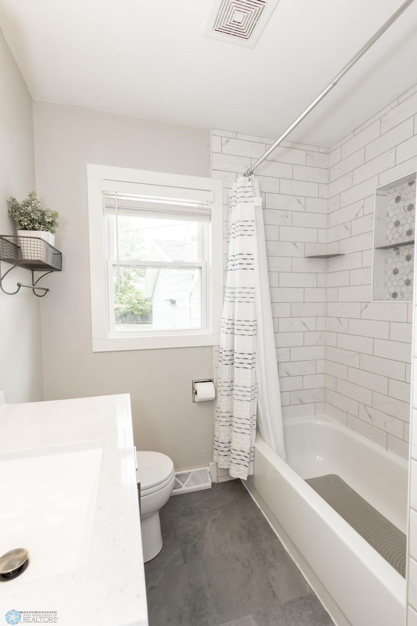 Bathroom 1 - Full