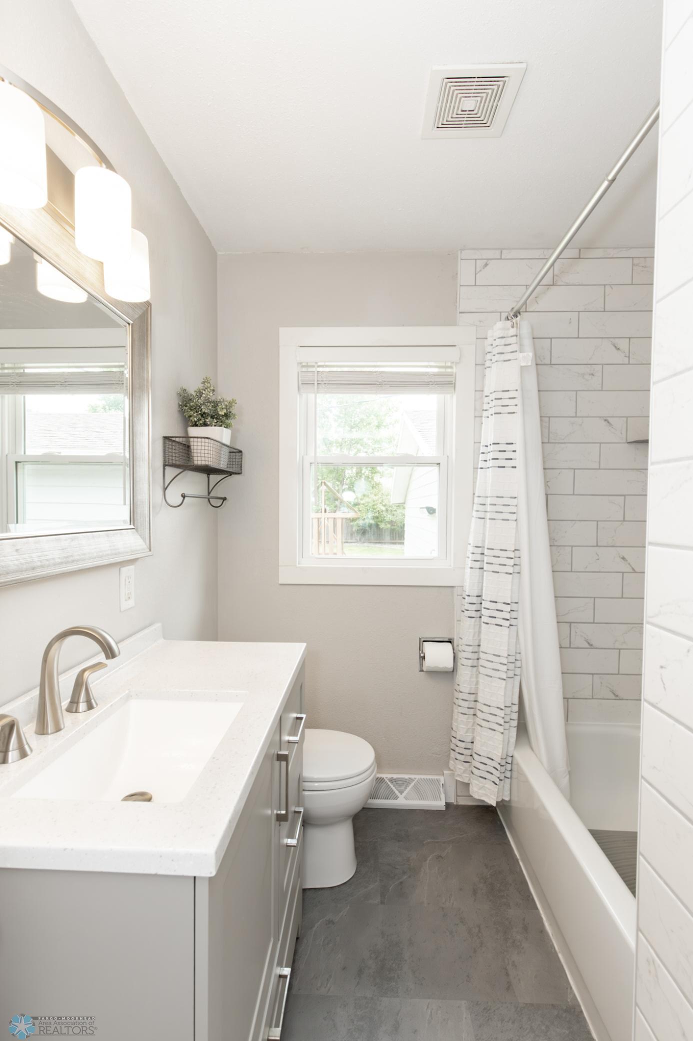 Bathroom 1 - Full