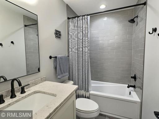 Situated between both lower level bedrooms is the full bathroom with bright beautiful finishing touches.