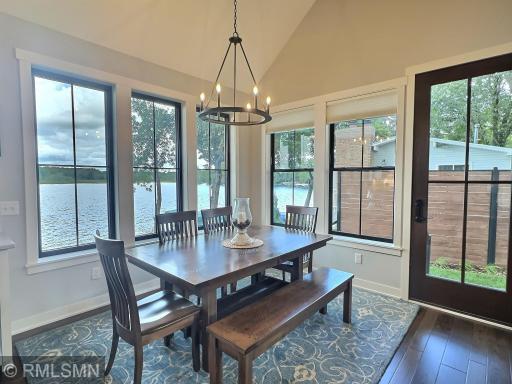 Gather around the table and take in the views during any meal, drinks with friends or family game night.