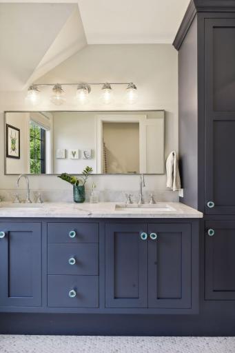 Hall bath with dial vanities and marble countertop