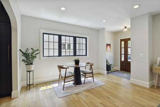 Extra spacious living room with space for a morning coffee spot or showcase furniture!