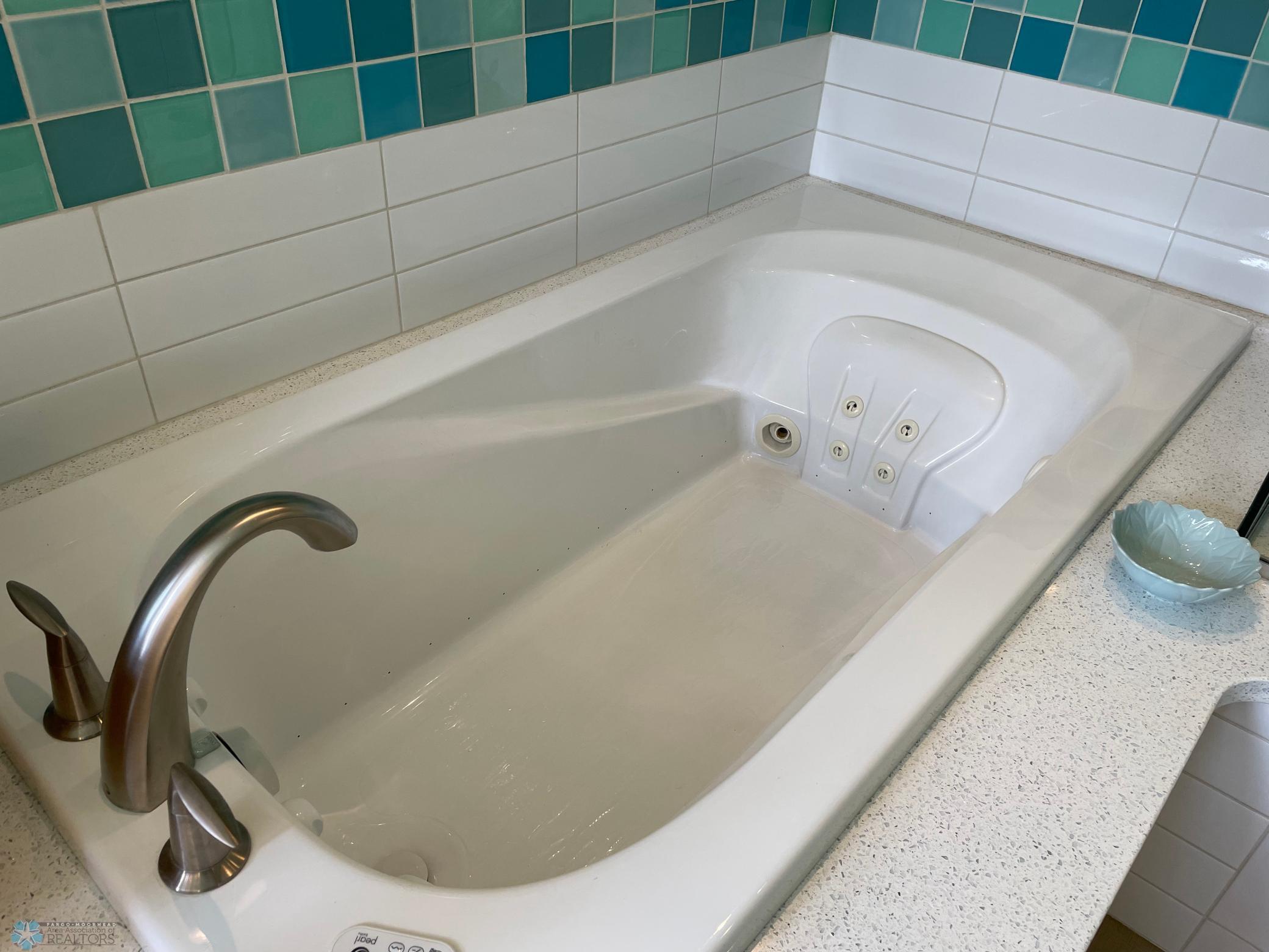 Master bath - jetted tub.jpg