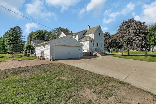 926 Baxter Avenue N, Glencoe, MN 55336