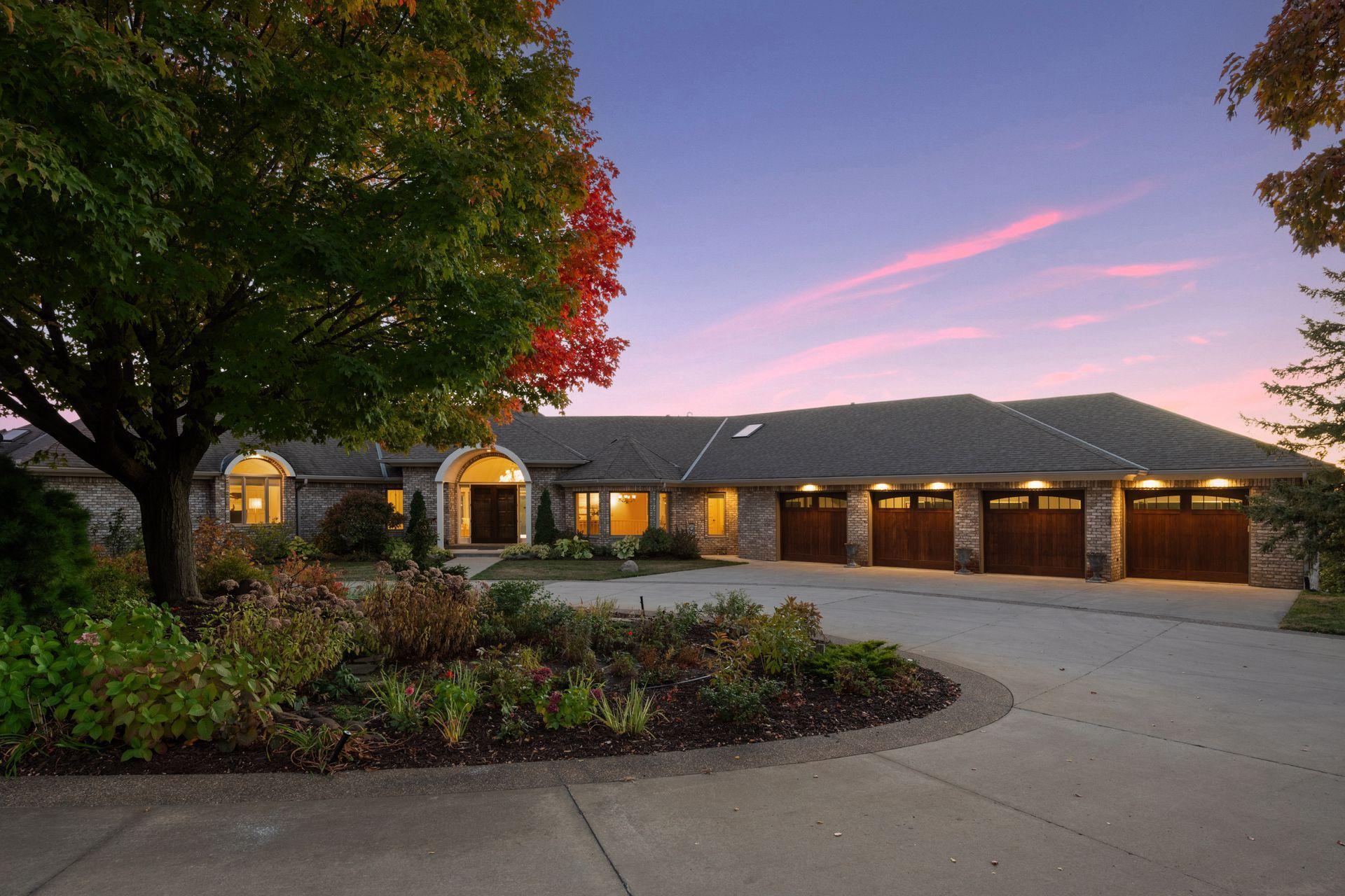 Located in the award-winning Orono School District. Within minutes to Downtown Wayzata for shopping and lakeside dining.