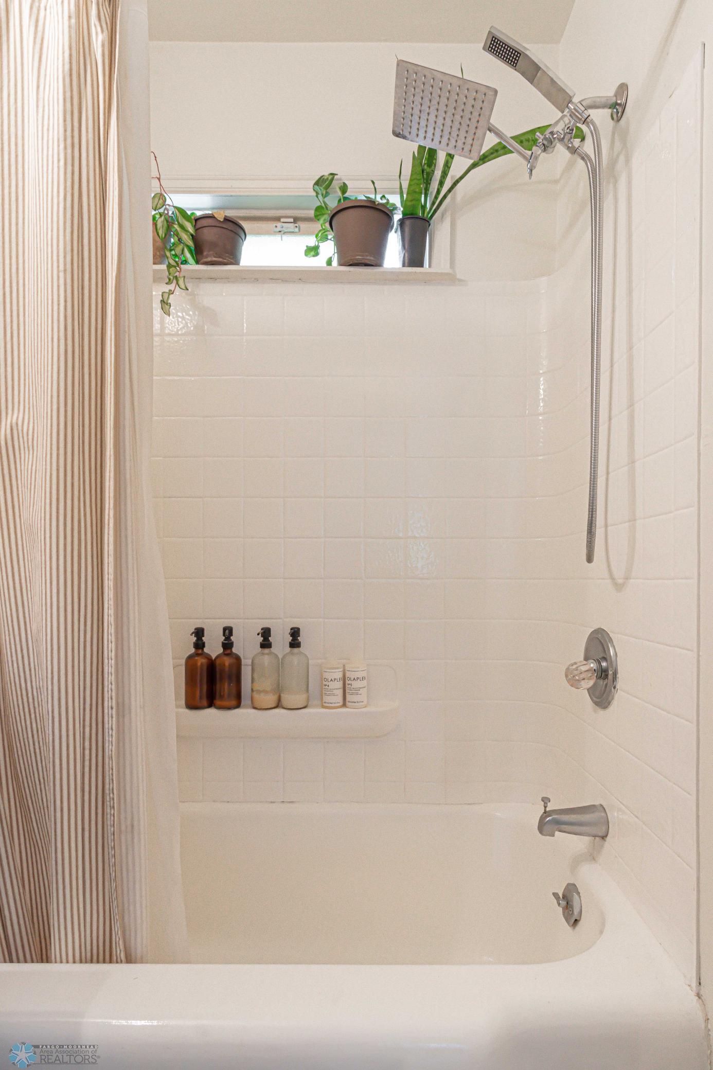 Upper_Bathroom_2.jpg