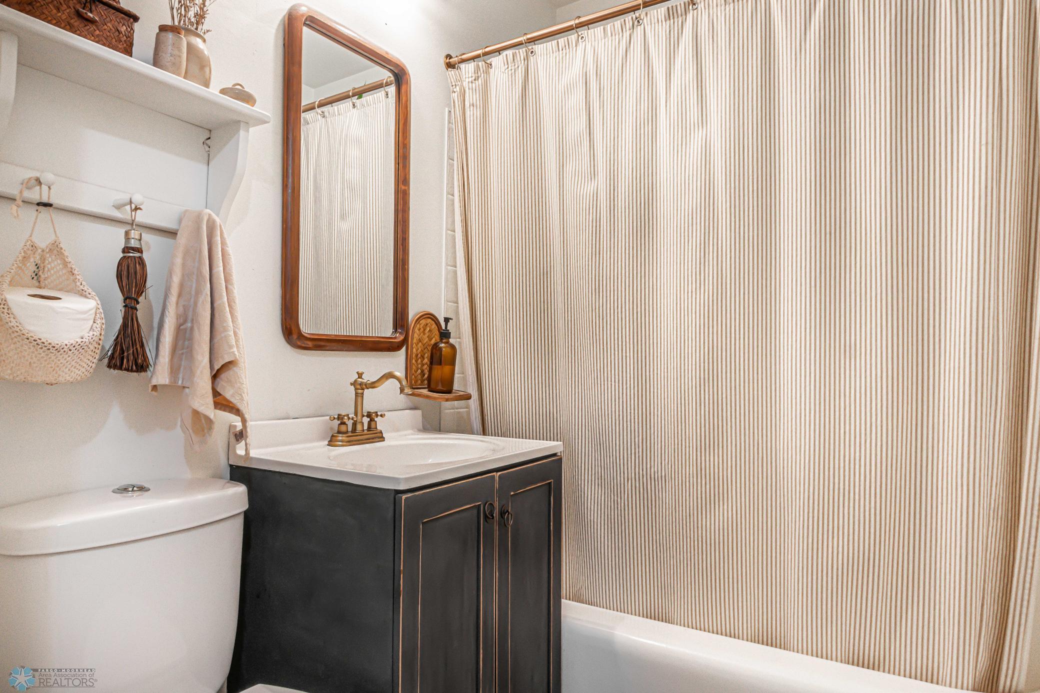 Upper_Bathroom_1.jpg