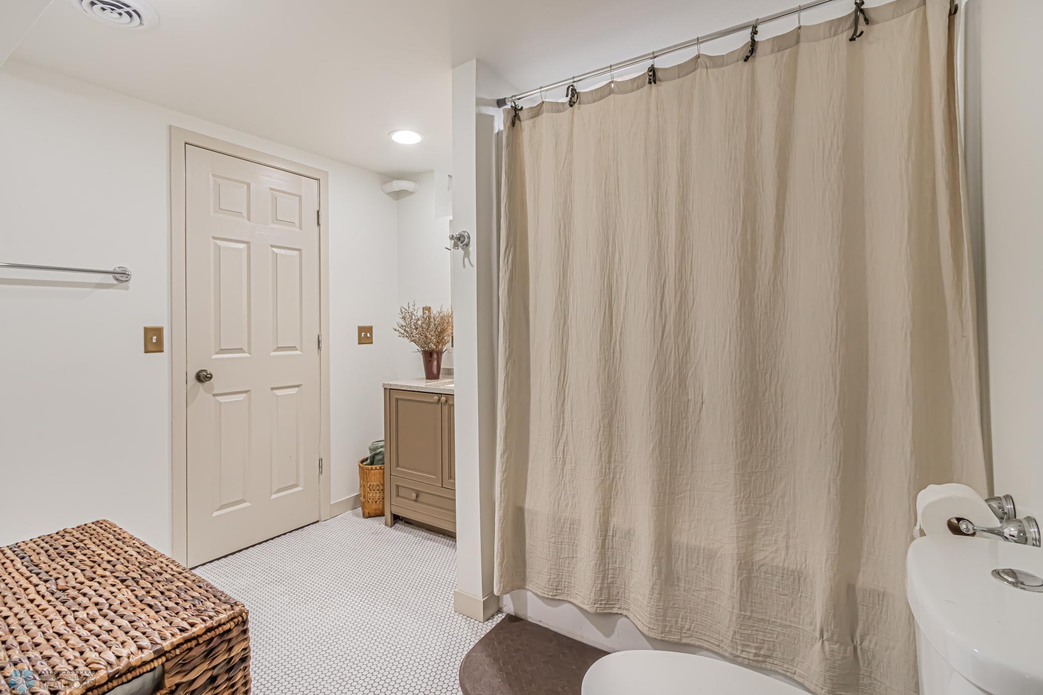 Basement_Bathroom_1.jpg