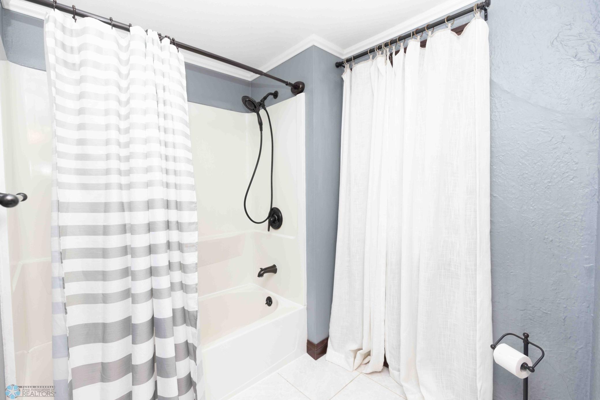 Upstairs Full Bathroom