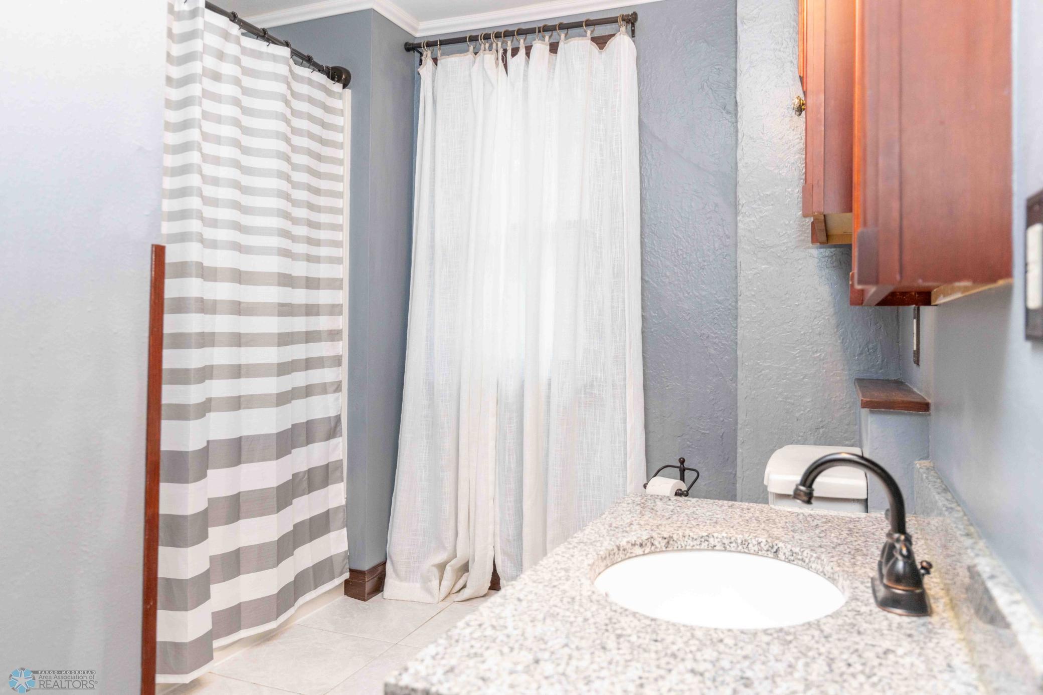 Upstairs Full Bathroom