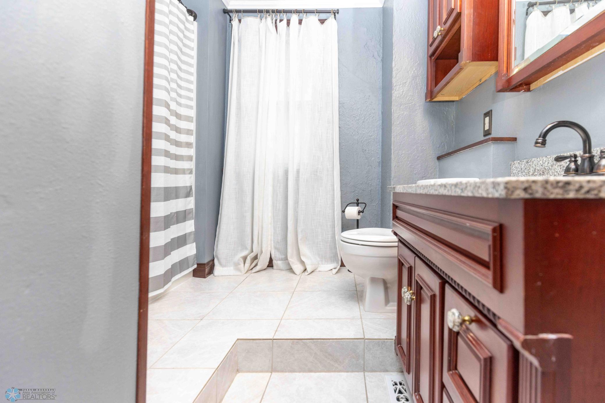 Upstairs Full Bathroom