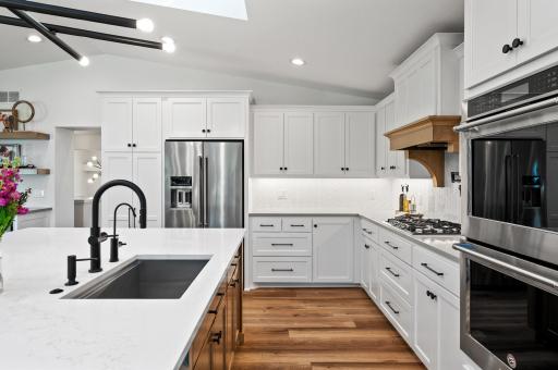 Perfect flowing work space with double ovens