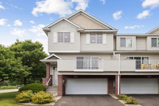 Discover the perfect blend of comfort and convenience in this charming townhouse, ideally situated in a prime location.