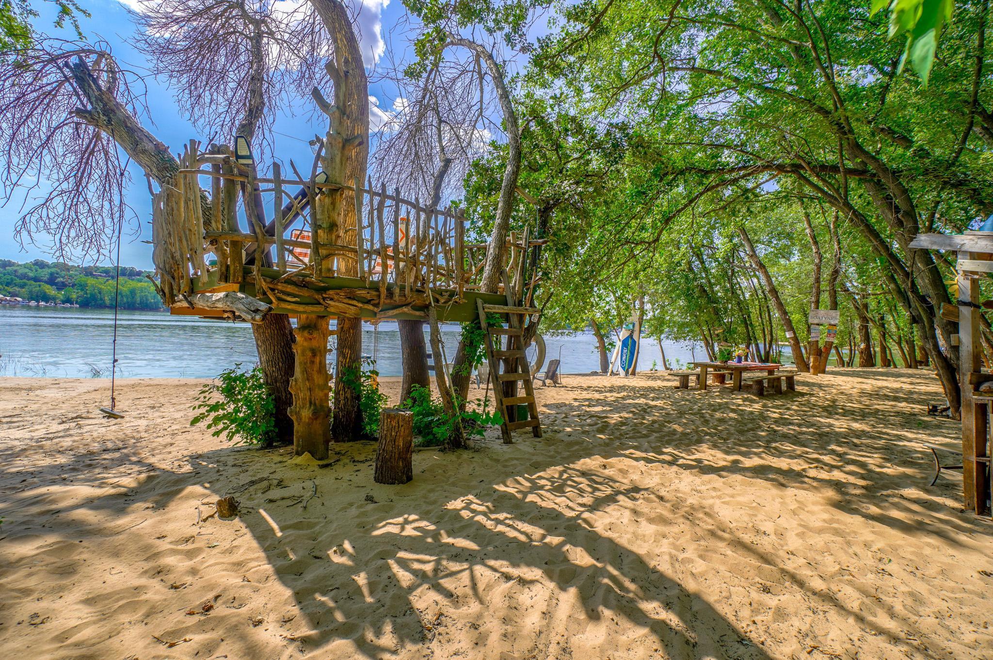 The tree house was built by a professional tree house builder using some natural materials to give it a "Robinson Crusoe" ambiance. Solid platform and decking can hold a group of adults, built with safety and fun in mind.