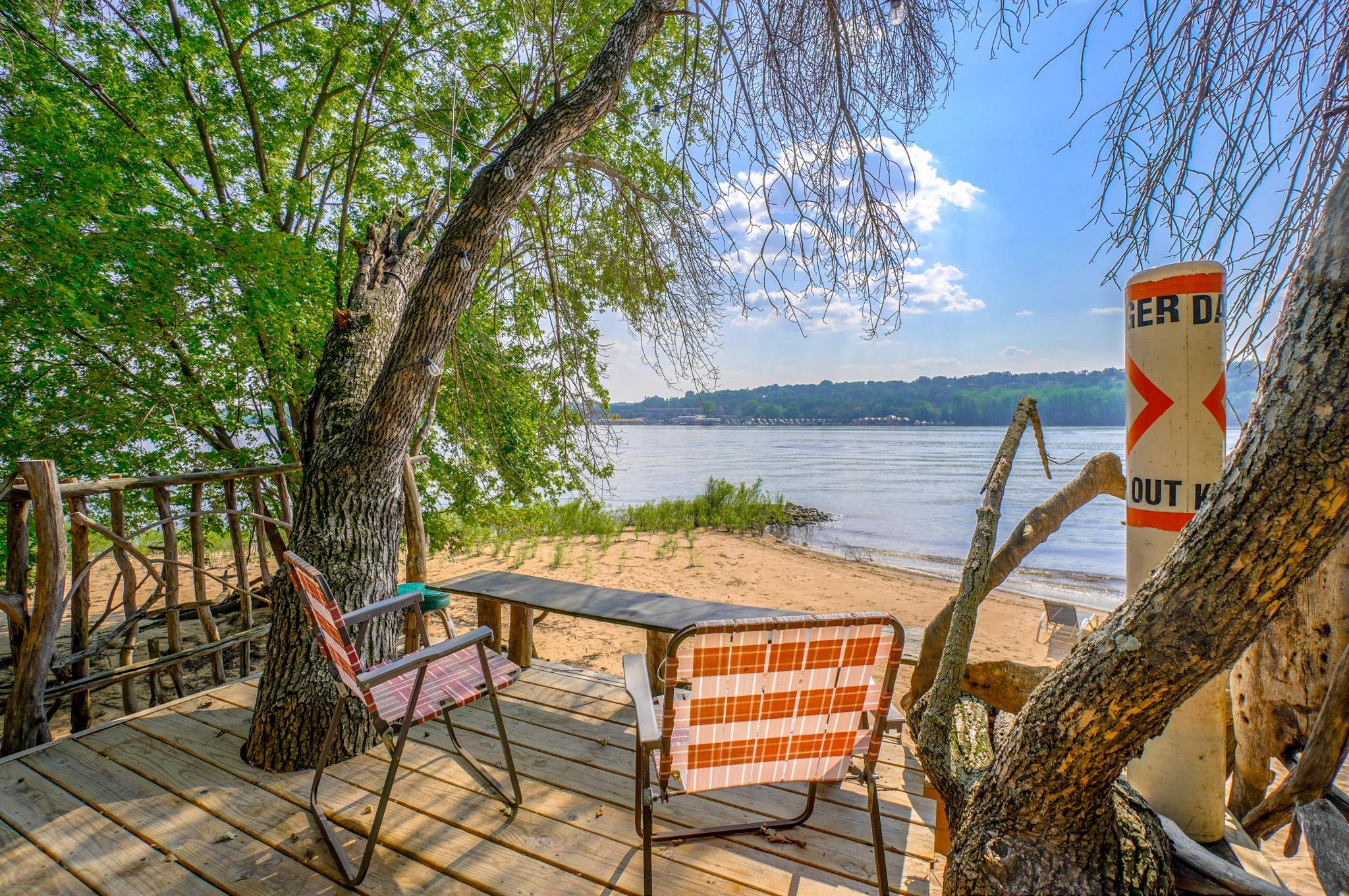 Tree house viewing perch high above the beach for adults or kiddos, a "table" facing the water is a fun place to dangle your feet over the edge and have lunch, or a art/craft table....adults choose to use it as a foot rest!