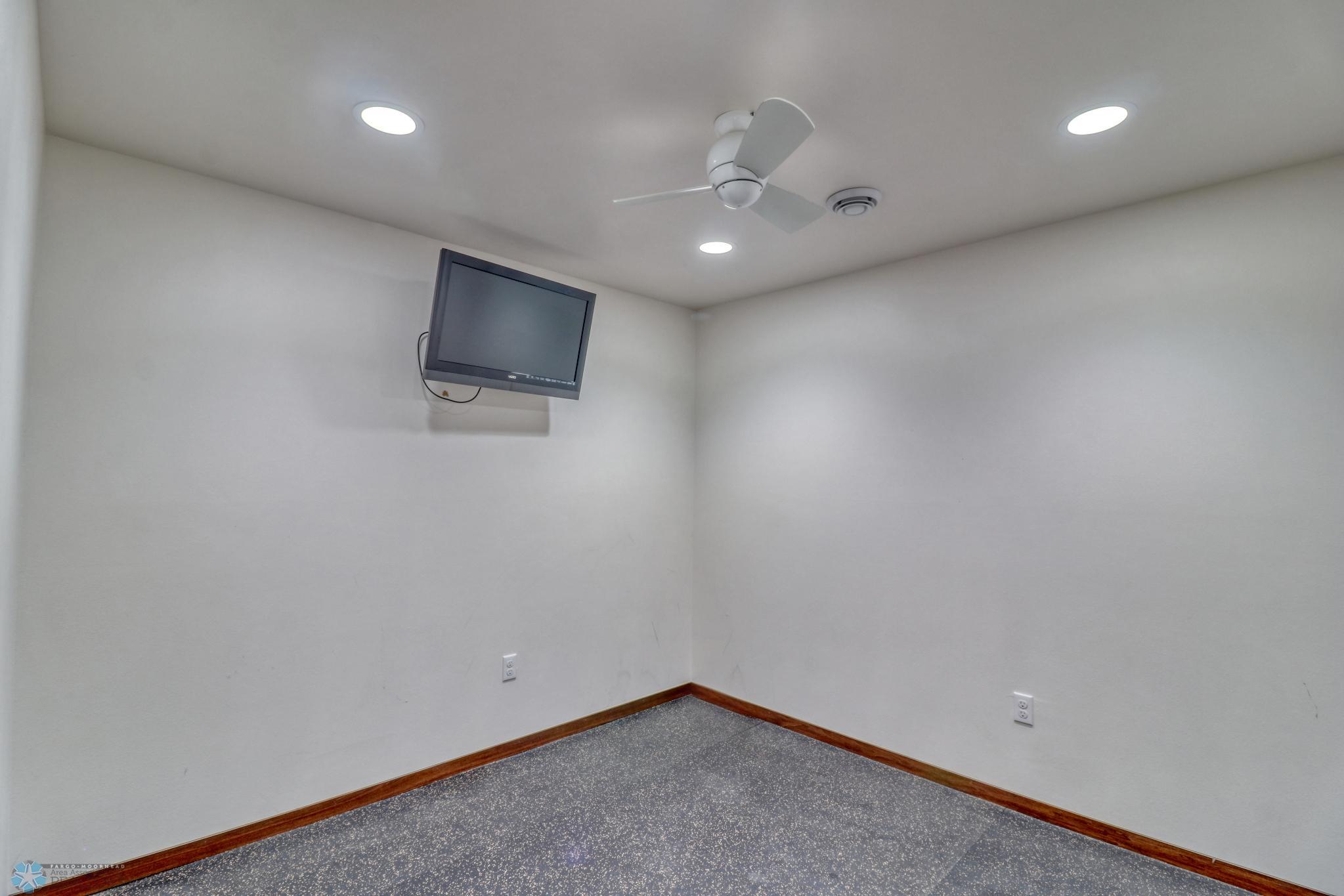 Basement Bonus Room1_2.jpg