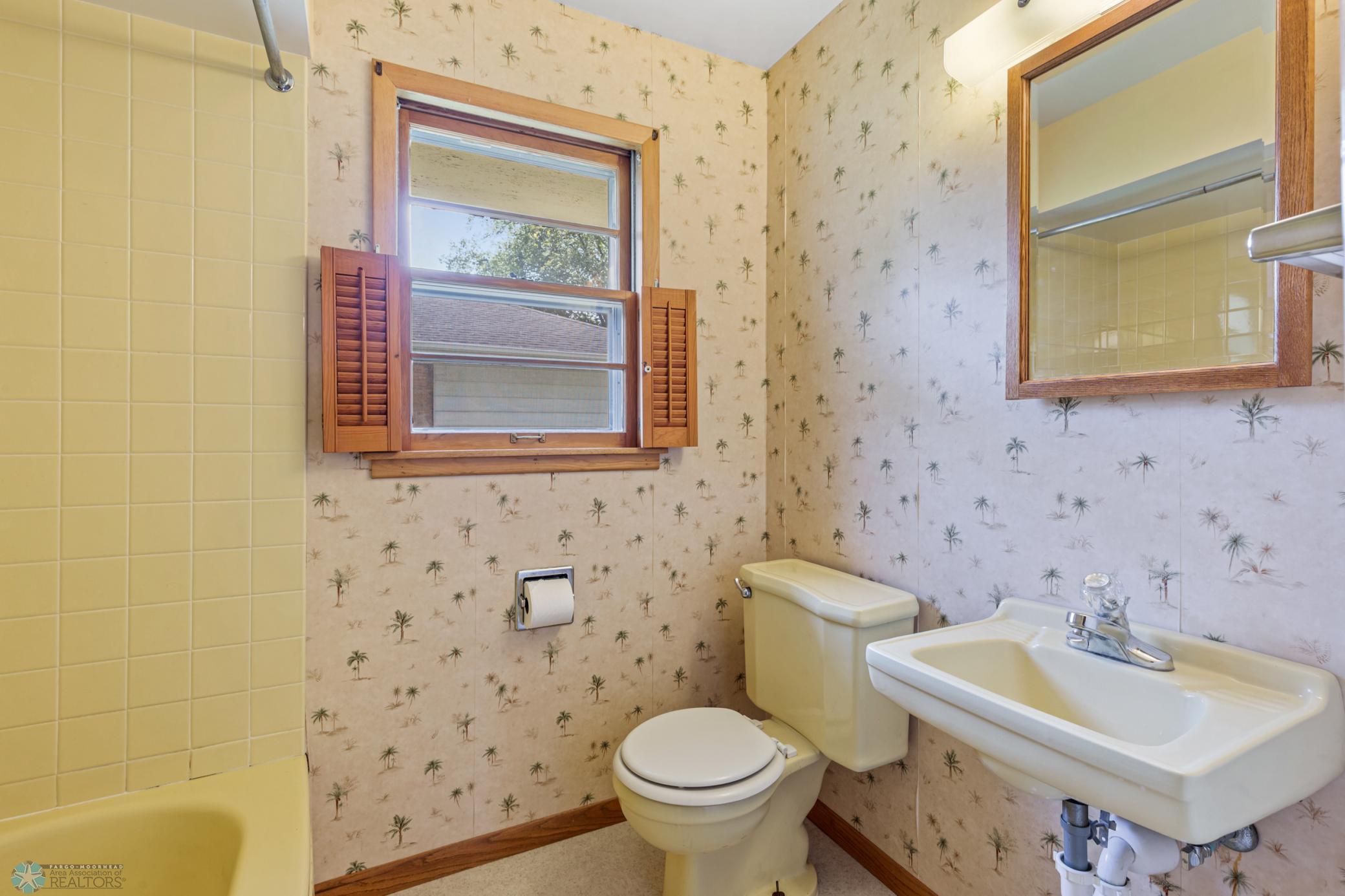 Main Floor Full Bath