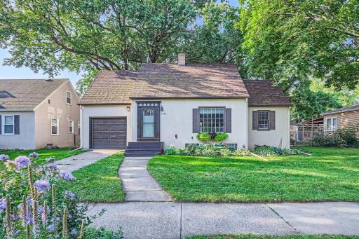 2048 3rd St E - MLS Sized - 001 - 01 Exterior Front.jpg