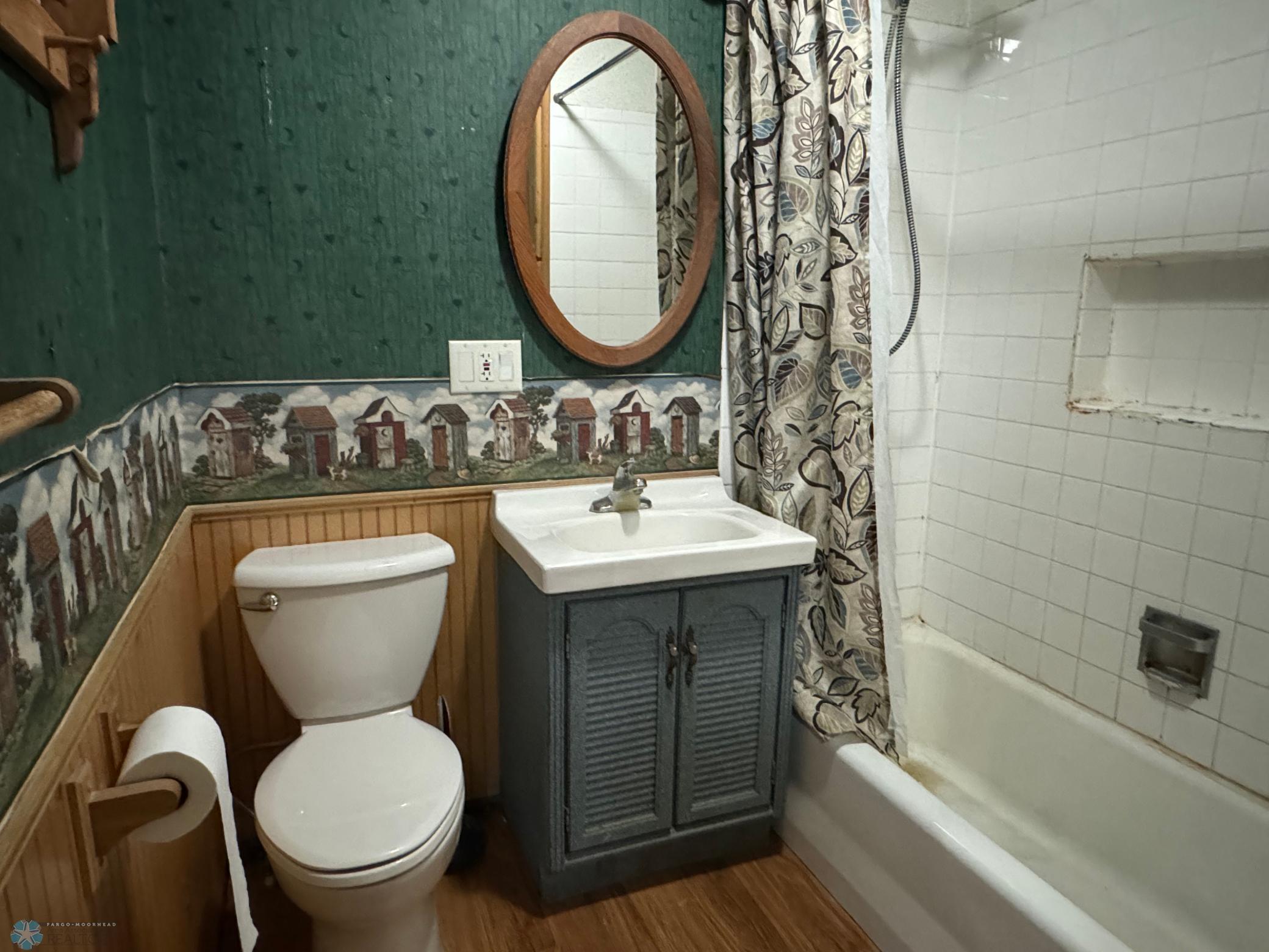 Main floor Full Bath (1 of 2)